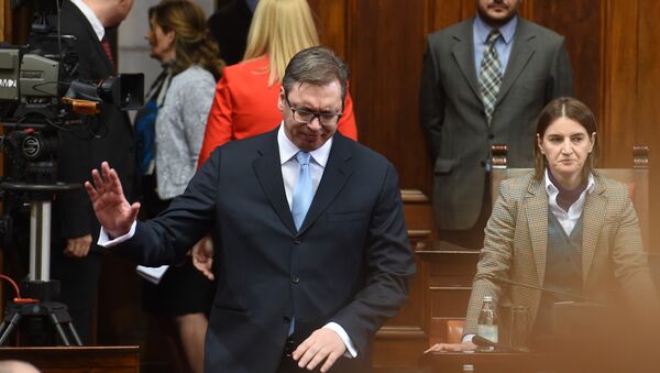 Aleksandar Vučić u Skupštini Srbije dočekan gromoglasnim aplauzom poslanika SNS-a - Sputnik Srbija