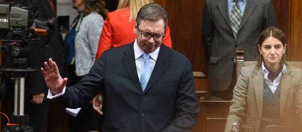 Александар Вучић у Скупштини Србије дочекан громогласним аплаузом посланика СНС-а - Sputnik Србија