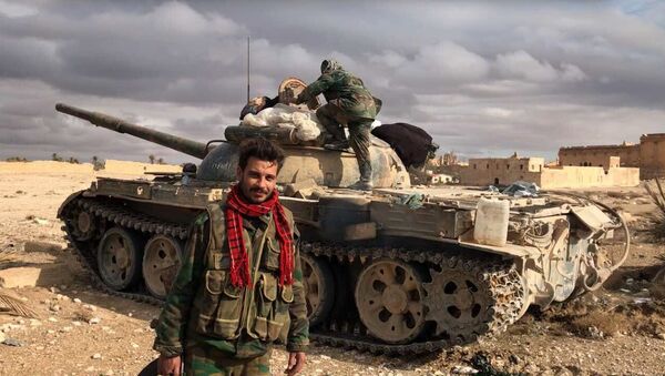 Сиријски војници испред центра Палмире у сиријској провинцији Хомс - Sputnik Србија