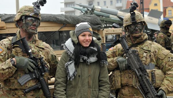 Амерички војници распоређени у Пољској фотографишу се на церемонији дочека америчких трупа у Сквјержини. - Sputnik Србија