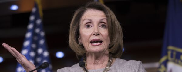 Лидер демократа у Представничком дому САД Ненси Пелоси говори на конференцији за медије у Капитол Хилу у Вашингтону Лидер демократа у Представничком дому САД Ненси Пелоси говори на конференцији за медије у Капитол Хилу у Вашингтону - Sputnik Србија