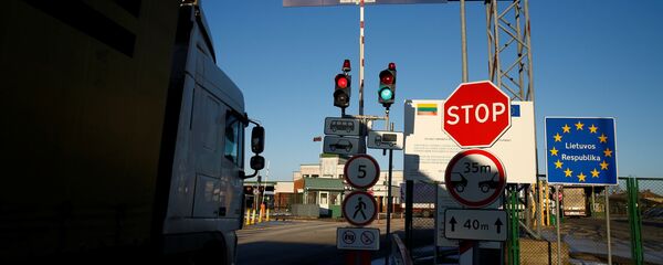 Камион пролази поред знака на руско-литванској граници у Кибартају Камион пролази поред знака на руско-литванској граници у Кибартају - Sputnik Србија