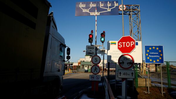 Kamion prolazi pored znaka na rusko-litvanskoj granici u Kibartaju - Sputnik Srbija