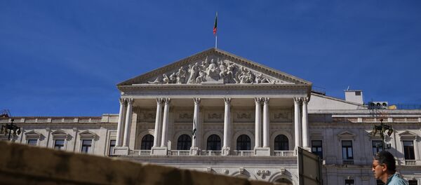 Човек пролази испред зграде португалског парламента у Лисабону Човек пролази испред зграде португалског парламента у Лисабону - Sputnik Србија