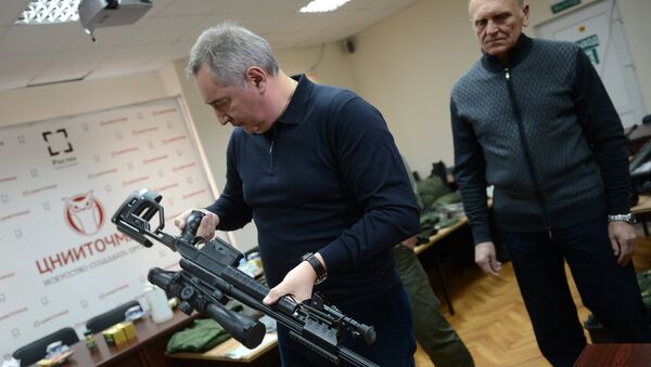 Zamenik premijera Rusije Dmitrij Rogozin posmatra novi snajper - Sputnik Srbija