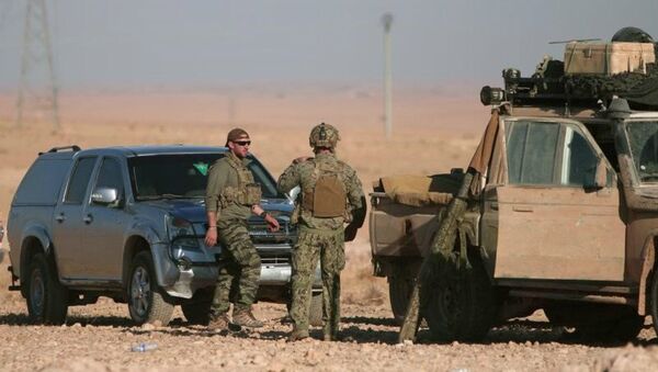 Амерички војници стоје поред војних возила северно од сиријског града Раке - Sputnik Србија