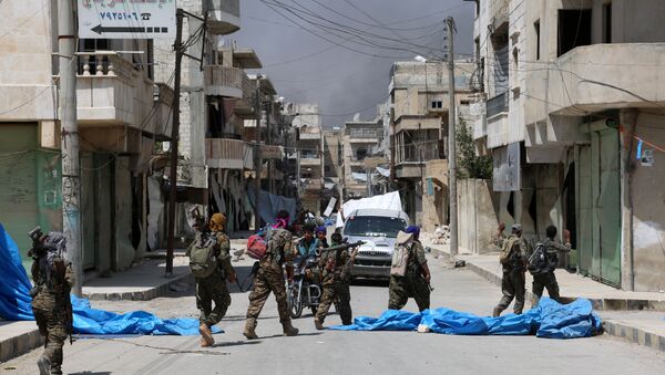 Припадници Сиријских демократских снага патролирају улицом у северном сиријском граду Манбиџу - Sputnik Србија