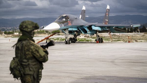 Avion ruskih vazdušno-kosmičkih snaga Su-34 u bazi Hmejmim u Siriji - Sputnik Srbija