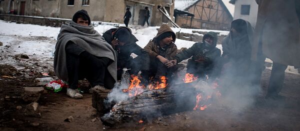 Мигранти се греју у привременом смештају у напуштеном складишту у Београду - Sputnik Србија