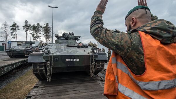 Nemački vojnici utovaruju oklopno vozilo Marder na putu za Litvaniju - Sputnik Srbija