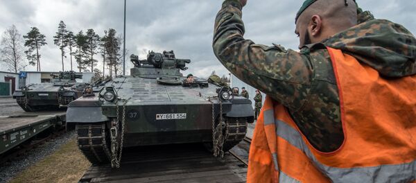 Немачки војници утоварују оклопно возило Мардер на путу за Литванију - Sputnik Србија