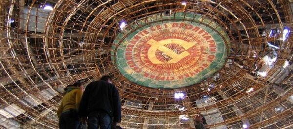 Na vrhu tornja Busludže, visokog 70 metara nalazi se velika crvena zvezda. Na vrhu tornja Busludže, visokog 70 metara nalazi se velika crvena zvezda. - Sputnik Srbija