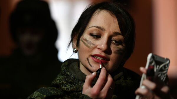 Учесница избора за мис и професионалне вештине међу женским војницима Стратешких ракетних снага „Шминка под камуфлажом”  - Sputnik Србија