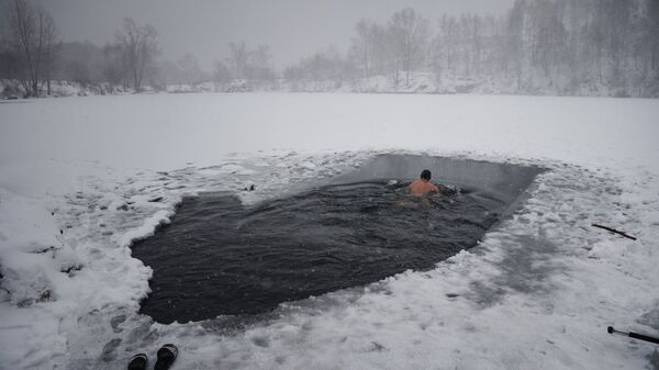 Čovek pliva kroz ledenu vodu - Sputnik Srbija