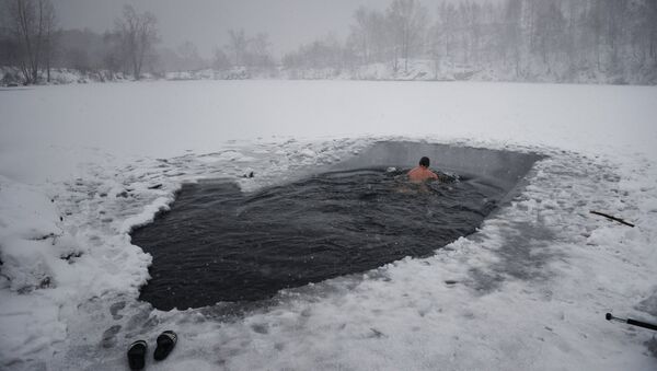 Čovek pliva kroz ledenu vodu - Sputnik Srbija