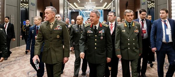 Šef Generalštaba Oružanih snaga Rusije Valerij Gerasimov, predsednik Generalštaba Turske vojske Hulusi Akar i predsednik komiteta načelnika štabova Oružanih snaga SAD general Džozef Danford razgovarali su juče o bezbednosti u Iraku i Siriji. Šef Generalštaba Oružanih snaga Rusije Valerij Gerasimov, predsednik Generalštaba Turske vojske Hulusi Akar i predsednik komiteta načelnika štabova Oružanih snaga SAD general Džozef Danford razgovarali su juče o bezbednosti u Iraku i Siriji. - Sputnik Srbija