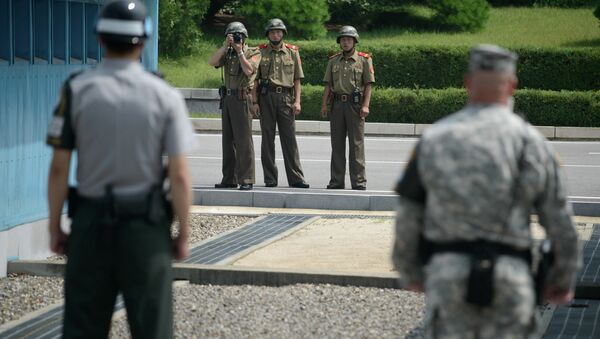 Војници Северне Кореје сликају војнике Јужне Кореје и САД на граници - Sputnik Србија
