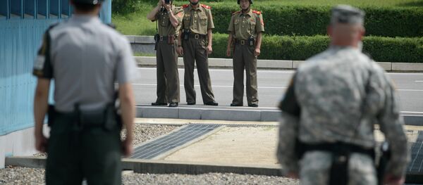 Војници Северне Кореје сликају војнике Јужне Кореје и САД на граници - Sputnik Србија
