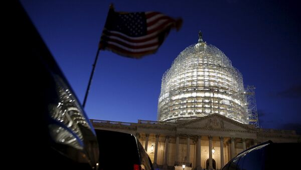 Америчка застава испред Капитола у Вашингтону - Sputnik Србија
