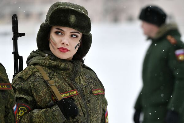 Шминка као камуфлажа: Најлепше Рускиње у армији - Sputnik Србија
