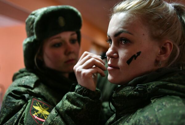 Шминка као камуфлажа: Најлепше Рускиње у армији - Sputnik Србија