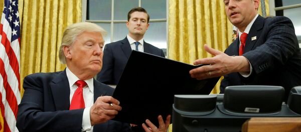 Predsednik SAD Donald Tramp i šef štaba Bele kuće Rins Pribas - Sputnik Srbija