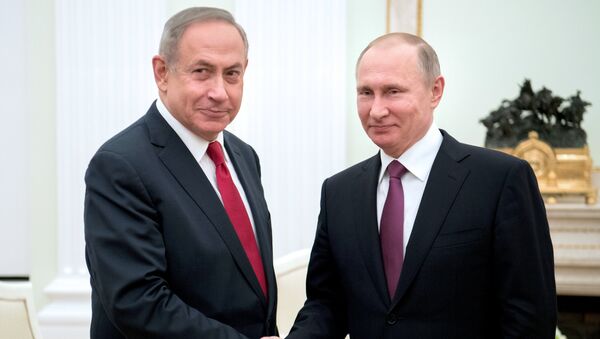 Premijer Izraela Benjamin Netanijahu i predsednik Rusije Vladimir Putin pre početka sastanka u Moskvi - Sputnik Srbija
