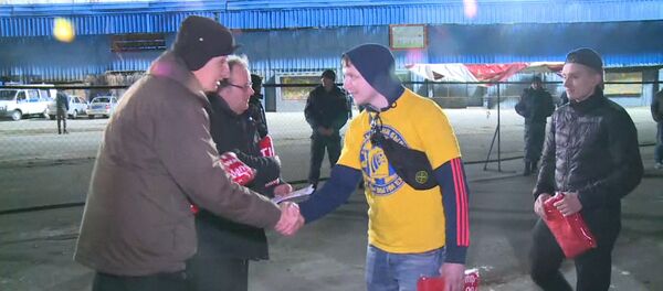 Руски навијачи  поклонили ћебад фановима екипе Манчестер јунајтеда - Sputnik Србија