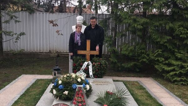 Milutin Mrkonjić na grobu Slobodana Miloševića - Sputnik Srbija