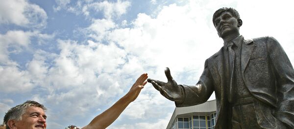 Споменик Зорану Ђинђићу Споменик Зорану Ђинђићу - Sputnik Србија