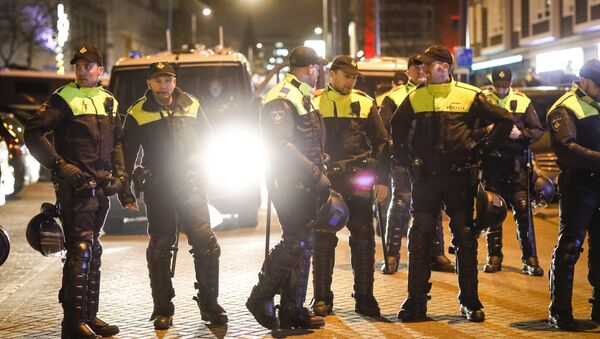 Припадници холандске полиције током демонстрација испред зграде конзулата Турске у Ротердаму - Sputnik Србија