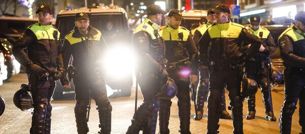 Припадници холандске полиције током демонстрација испред зграде конзулата Турске у Ротердаму Припадници холандске полиције током демонстрација испред зграде конзулата Турске у Ротердаму - Sputnik Србија