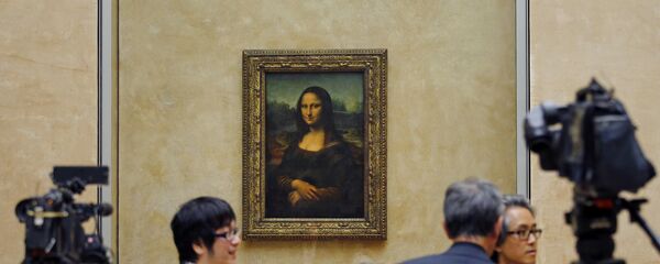 Представници медија окупљају се око Мона Лизе у музеју Лувр у Паризу Представници медија окупљају се око Мона Лизе у музеју Лувр у Паризу - Sputnik Србија