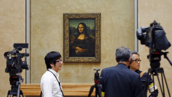 Predstavnici medija okupljaju se oko Mona Lize u muzeju Luvr u Parizu - Sputnik Srbija