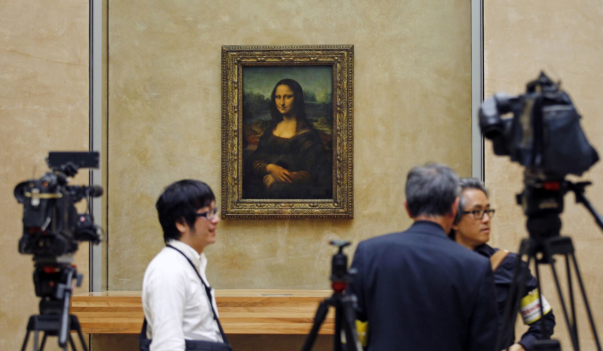 Представници медија окупљају се око Мона Лизе у музеју Лувр у Паризу - Sputnik Србија, 1920, 02.02.2022