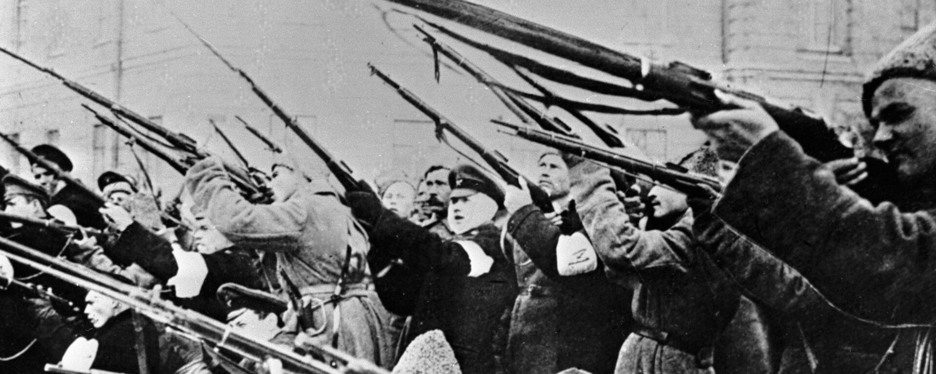 Војници пуцају на полицију за време Фебруарске револуције - Sputnik Србија, 1920, 21.10.2021