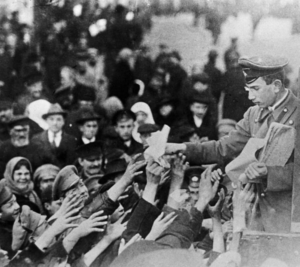 Дељење новина са позивом на револуцију, фебруар 1917. године Дељење новина са позивом на револуцију, фебруар 1917. године - Sputnik Србија