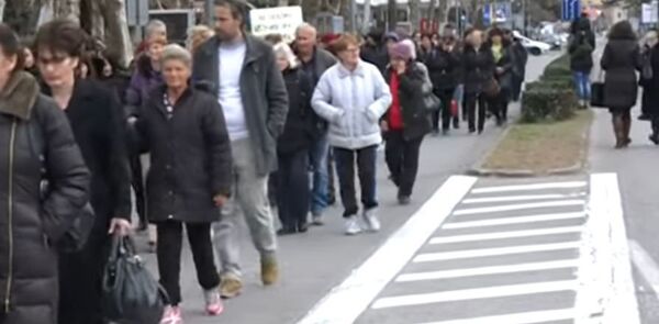 Протест мајки испред Скупштине Црне Горе Протест мајки испред Скупштине Црне Горе - Sputnik Србија