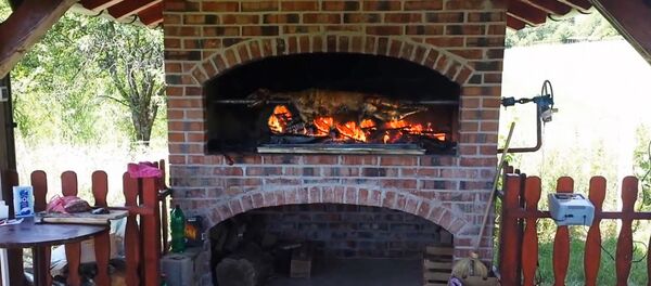 Jagnje na ražnju ražanj - Sputnik Srbija