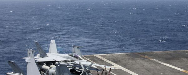 Амерички Ф-18 слеће на носач Карл Винсон у Јужном кинеском мору Амерички Ф-18 слеће на носач Карл Винсон у Јужном кинеском мору - Sputnik Србија