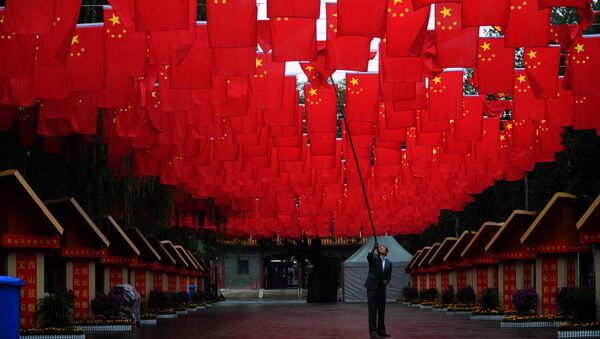 Радник намешта кинеске заставе за Национални дан Кине у Пекингу - Sputnik Србија