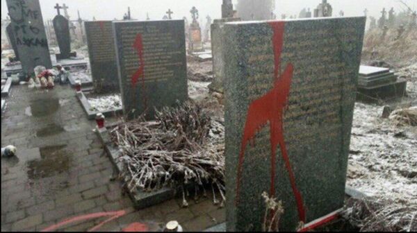 Oskrnavljeni spomenici Poljacima u Ukrajini Oskrnavljeni spomenici Poljacima u Ukrajini - Sputnik Srbija