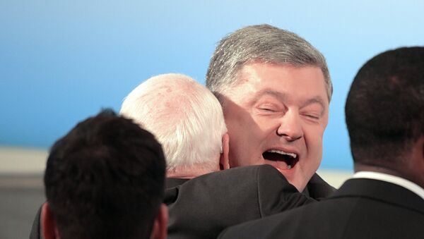 Петро Порошенко у загрљају са Џоном Мекејном - Sputnik Србија
