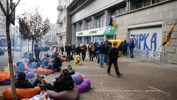Članovi Nacionalnog korpusa tokom akcije blokade filijale Sberbanke u Kijevu - Sputnik Srbija