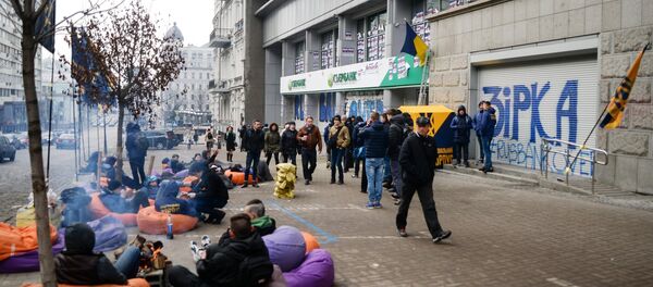 Članovi Nacionalnog korpusa tokom akcije blokade filijale Sberbanke u Kijevu Članovi Nacionalnog korpusa tokom akcije blokade filijale Sberbanke u Kijevu - Sputnik Srbija