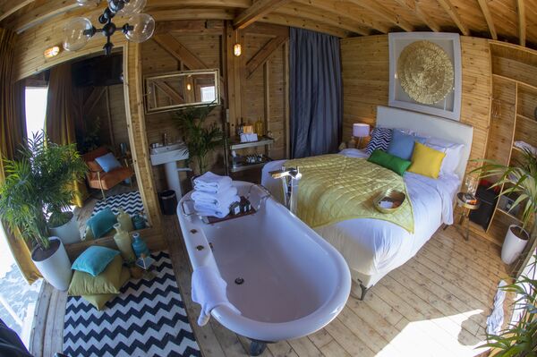 Унутрашњост кабине за спасиоце претворене у хотелску собу на плажи у Тел Авиву - Sputnik Србија