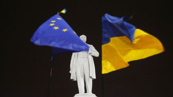 Demonstranti drže zastave EU i Ukrajine ispred spomenika ukrajinskom pesniku Tarasu Ševčenku u centru Donjecka - Sputnik Srbija