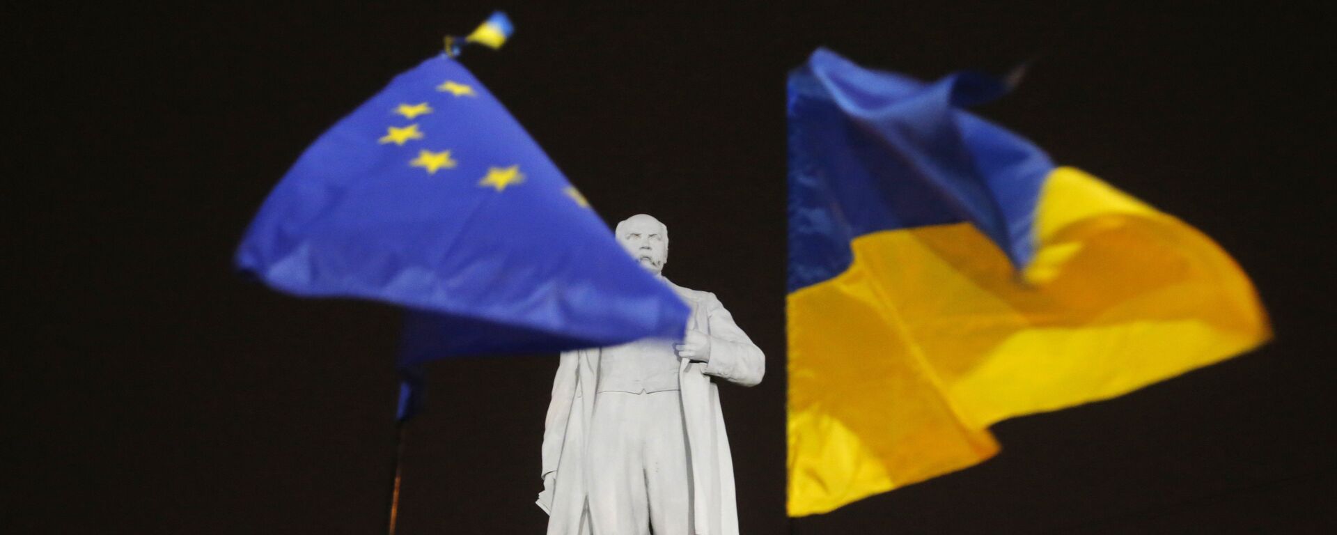 Demonstranti drže zastave EU i Ukrajine ispred spomenika ukrajinskom pesniku Tarasu Ševčenku u centru Donjecka - Sputnik Srbija, 1920, 11.12.2023