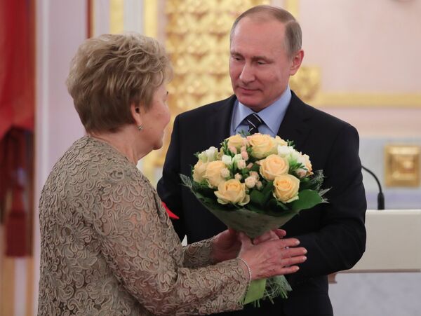 Ruski predsednik Vladimir Putin je Nainu Jeljcin odlikovao Ordenom Svete velikomučenice Jekaterine za njen humanitarni rad Ruski predsednik Vladimir Putin je Nainu Jeljcin odlikovao Ordenom Svete velikomučenice Jekaterine za njen humanitarni rad - Sputnik Srbija