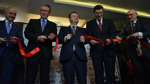 Ruski ambasador u Srbiji Aleksandar Čepurin (2l), prvi potpredsednik Vlade Srbije i ministar spoljnih poslova Ivica Dačić (c) i pocasni gost, prvi zamenik ministra industrije i trgovine Ruske Federacije Gleb Nikitin (2D) na presecanju vrpce na otvaranju izložbe Ekspo Rusija-Srbija 2017 - Sputnik Srbija